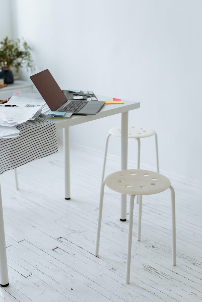 Bureau avec des documents et un ordinateur